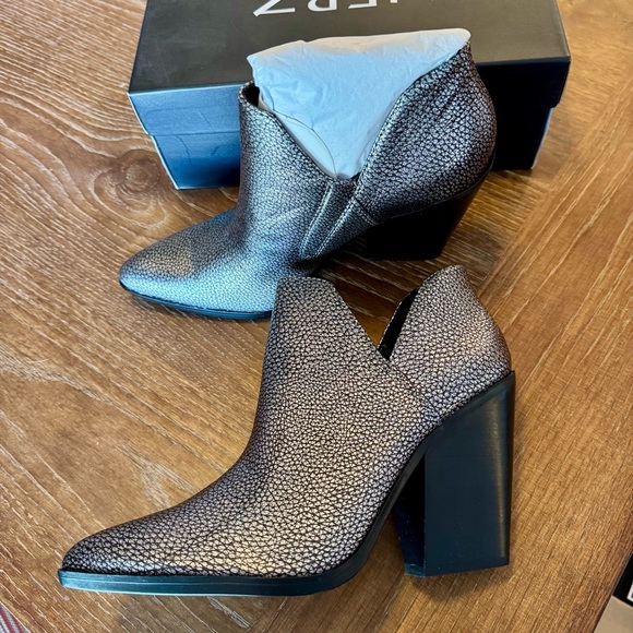 Naturalizer Shoes - NEW Naturalizer Rosetta textured metallic silver booties 8.5M